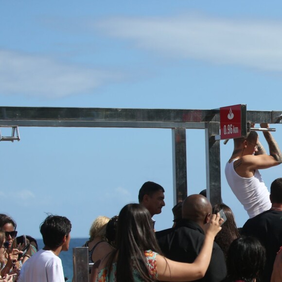 Justin Bieber causou alvoroço entre os fãs na praia de Ipanema, Zona Sul do Rio