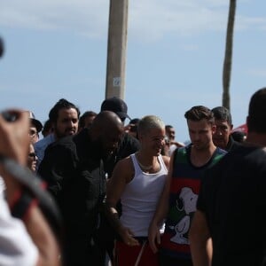 Justin Bieber deu uma volta na praia de Ipanema e foi abordado por fãs