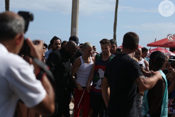Justin Bieber deu uma volta na praia de Ipanema e foi abordado por fãs