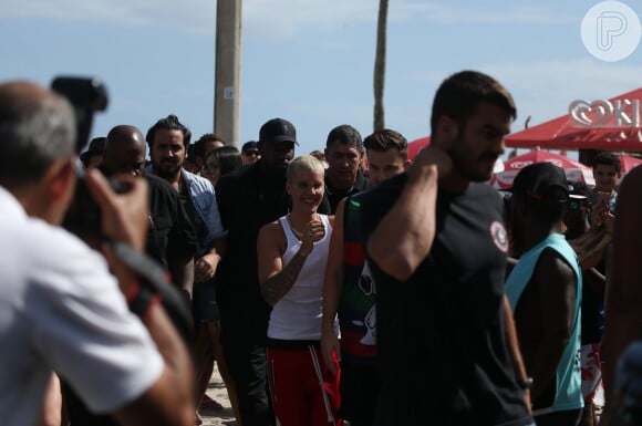 Justin Bieber passeou em Ipanema, Zona Sul do Rio, e cumprimentou os fãs
