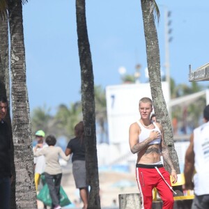 Justin Bieber usou uma calça moleton e deixou a cueca à mostra em passeio na praia