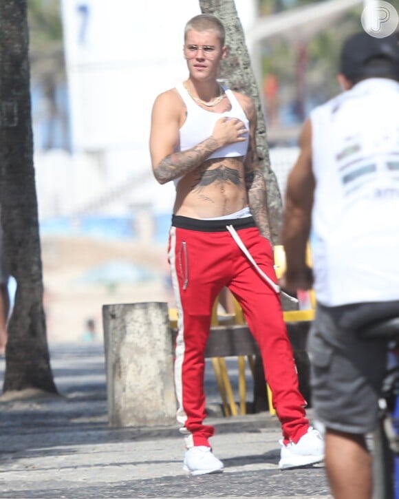 Justin Bieber caminhou na praia de Ipanema após desembarcar no Brasil