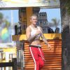 Sem camisa, Justin Bieber circulou pelas areias de Ipanema, Zona Sul do Rio, e cumprimentou os fãs