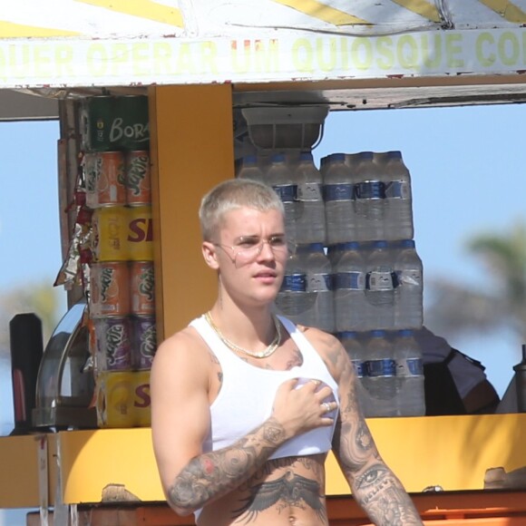 Sem camisa, Justin Bieber circulou pelas areias de Ipanema, Zona Sul do Rio, e cumprimentou os fãs