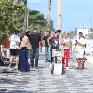 Justin Bieber deixou parte da cueca à mostra enquanto caminhava na orla de Ipanema, Zona Sul do Rio