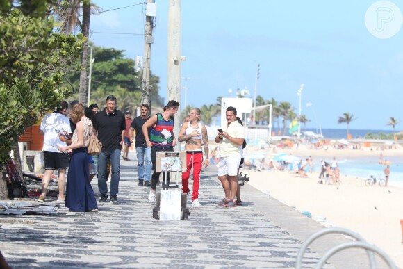 Justin Bieber deixou parte da cueca à mostra enquanto caminhava na orla de Ipanema, Zona Sul do Rio