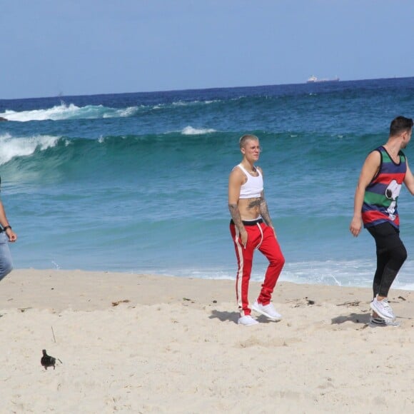 Justin Bieber circulou pelas areias de Ipanema, Zona Sul do Rio, nesta quarta-feira, 29 de março de 2017