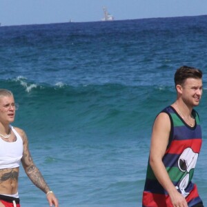Justin Bieber caminhou na praia após desembarcar no Brasil