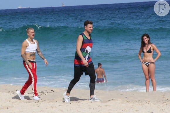 Justin Bieber caminhou na praia após desembarcar no Brasil