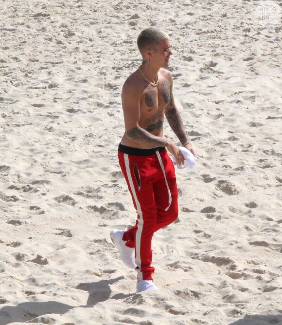 Sem camisa, Justin Bieber exibiu a barriga tanquinho na praia de Ipanema, Zona Sul do Rio