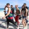 Sem camisa, Justin Bieber cumprimentou os fãs na praia de Ipanema
