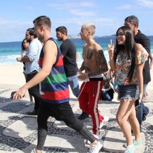 Sem camisa, Justin Bieber cumprimentou os fãs na praia de Ipanema