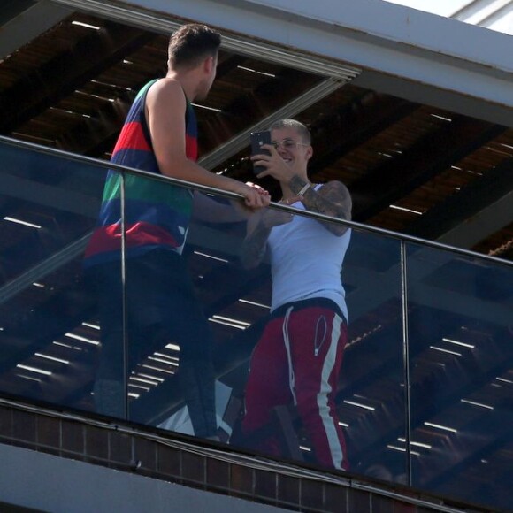 Justin Bieber brinca com Rich Wilkerson Jr na sacada do hotel