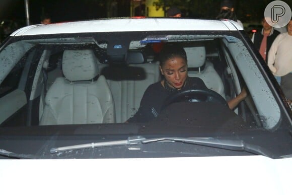 Anitta manteve a cabeça baixa em seu carro após a festa de Justin Bieber