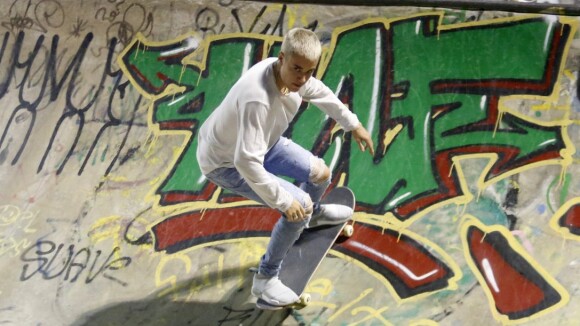 Justin Bieber anda de skate após show no Rio e presenteia fã. Veja fotos!