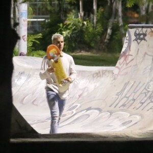 Bieber e seu skateboard na pista do Aterro do Flamengo, Zona Sul do Rio, na noite desta quarta-feira, 29 de março de 2017