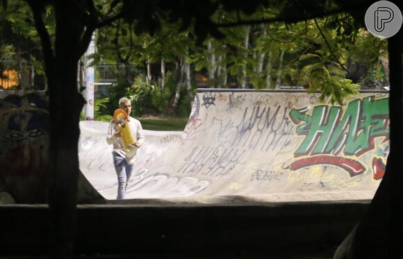 Bieber e seu skateboard na pista do Aterro do Flamengo, Zona Sul do Rio, na noite desta quarta-feira, 29 de março de 2017