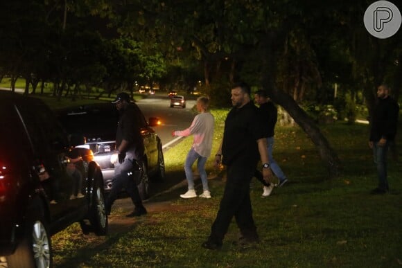 Justin Bieber deixou o Aterro do Flamengo cercado por seguranças, na noite desta quarta-feira, 29 de março de 2017