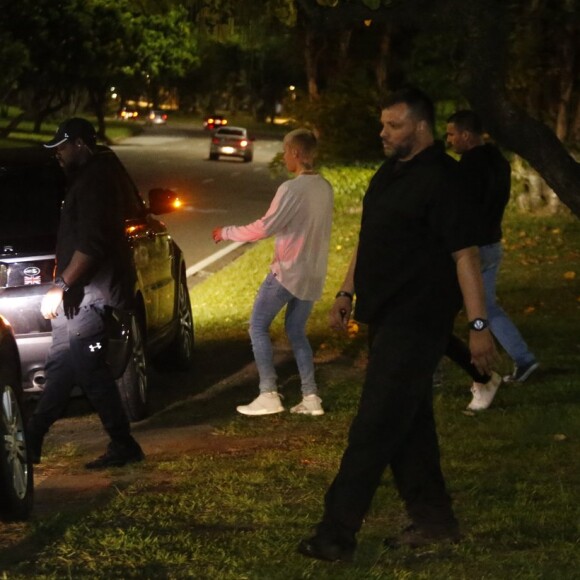 Justin Bieber deixou o Aterro do Flamengo cercado por seguranças, na noite desta quarta-feira, 29 de março de 2017