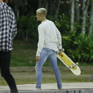 A popstar canadense Justin Bieber escolheu andar de skate após show no Rio de Janeiro, na noite desta quarta-feira, 29 de março de 2017