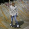Justin Bieber escolheu uma pista no Aterro do Flamengo, Zona Sul do Rio, para andar de skate na noite desta quarta-feira, 29 de março de 2017