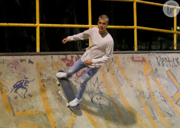 Bieber se divertiu ao andar de skate no Aterro do Flamengo, na noite desta quarta-feira, 29 de março de 2017
