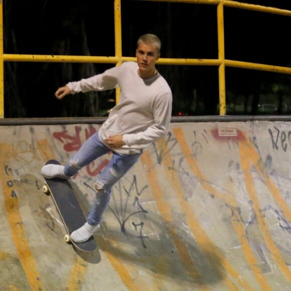 Bieber se divertiu ao andar de skate no Aterro do Flamengo, na noite desta quarta-feira, 29 de março de 2017