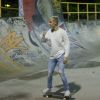 Bieber acenou para os fotógrafos ao andar de skate no Aterro do Flamengo, na noite desta quarta-feira, 29 de março de 2017