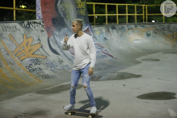 Bieber acenou para os fotógrafos ao andar de skate no Aterro do Flamengo, na noite desta quarta-feira, 29 de março de 2017