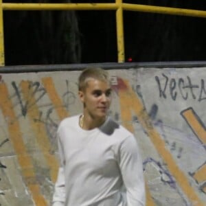 Justin Bieber anda de skate após show no Rio de Janeiro, na noite desta quarta-feira, 29 de março de 2017