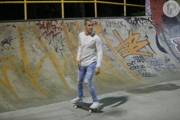 Justin Bieber anda de skate após show no Rio de Janeiro, na noite desta quarta-feira, 29 de março de 2017