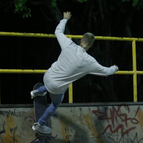 Bieber arriscou algumas manobras com o skate na noite desta quarta-feira, 29 de março de 2017