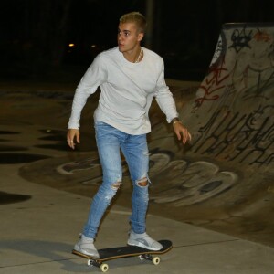 Bieber aproveitou a pista vazia no Aterro do Flamengo para andar de skate, nesta quarta-feira, 29 de março de 2017