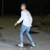 Depois de emocionar os fãs na Praça da Apoteose, Justin Bieber partiu para o Aterro do Flamengo e andou de skate, na noite desta quarta-feira, 29 de março de 2017