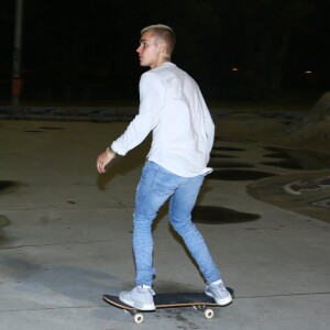 Depois de emocionar os fãs na Praça da Apoteose, Justin Bieber partiu para o Aterro do Flamengo e andou de skate, na noite desta quarta-feira, 29 de março de 2017