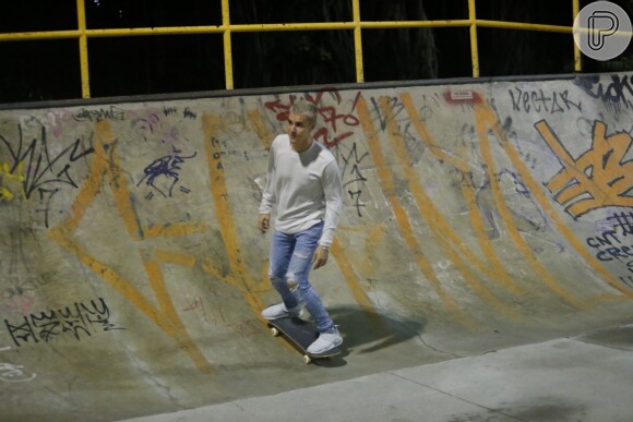 Justin Bieber despistou fãs e conseguiu andar de skate tranquilamente no Aterro do Flamengo após show na Apoteose