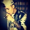 De acordo com fontes, Bieber fica constantemente sob o efeito de drogas e quase não sai de casa