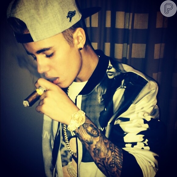 De acordo com fontes, Bieber fica constantemente sob o efeito de drogas e quase não sai de casa