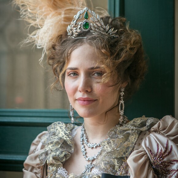 Leopoldina (Leticia Colin) cuida de Dom Pedro (Caio Castro) na novela 'Novo Mundo'