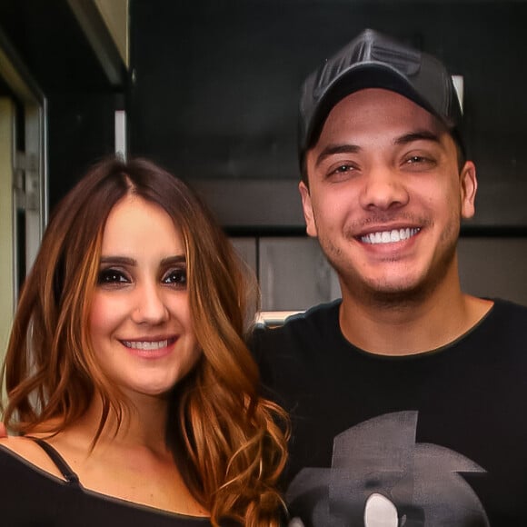 Wesley Safadão posou com Dulce María, ex-integrante da banda 'Rebelde', nesta quinta-feira, 30 de março de 2017