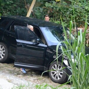 Justin Bieber deixa trilha na Barra com amigo em carro preto