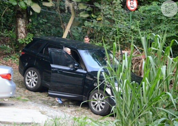 Justin Bieber deixa trilha na Barra com amigo em carro preto