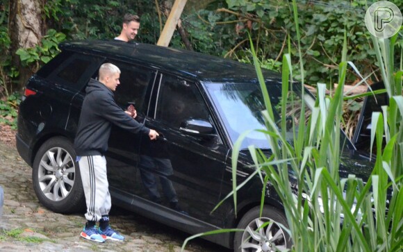 Justin Bieber, após show, faz trilha na Barra e sai do local em carro preto com seguranças