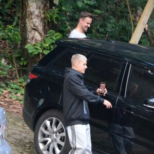 Justin Bieber deixou a trilha da Pedra da Gávea em um carro preto