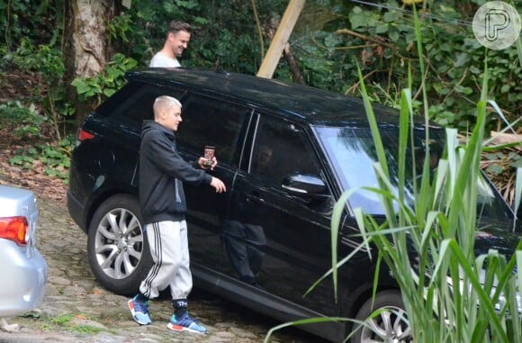 Justin Bieber deixou a trilha da Pedra da Gávea em um carro preto