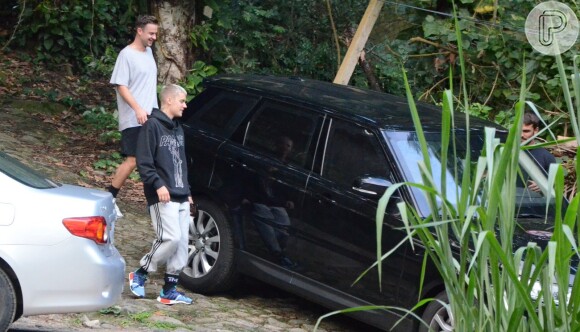 Após show, Justin Bieber faz trilha com amigo na Barra