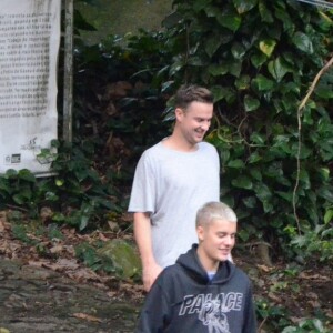 Justin Bieber se diverte em trilha da Pedra da Gávea, no Rio