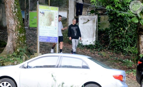Justin Bieber caminha ao sair da trilha da Pedra da Gávea