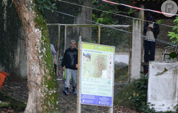 Justin Bieber, após show, se diverte em trilha no Rio de Janeiro