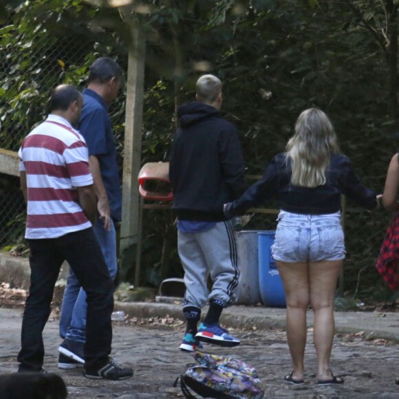 Justin Bieber conversa com fãs, mas não tira fotos